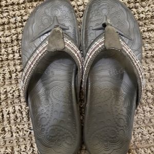 Taos Footwear flip flop sandals